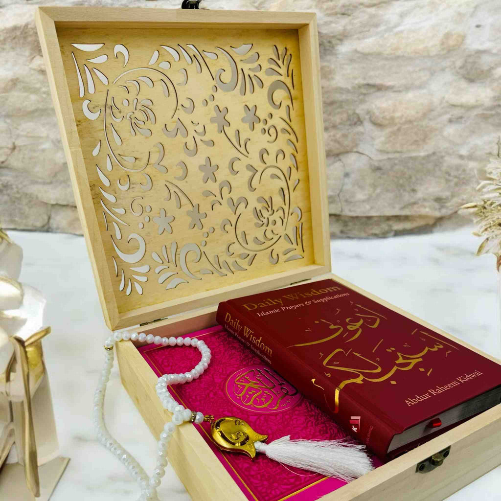 ALHIQMA DUA BOOK AND QURAN